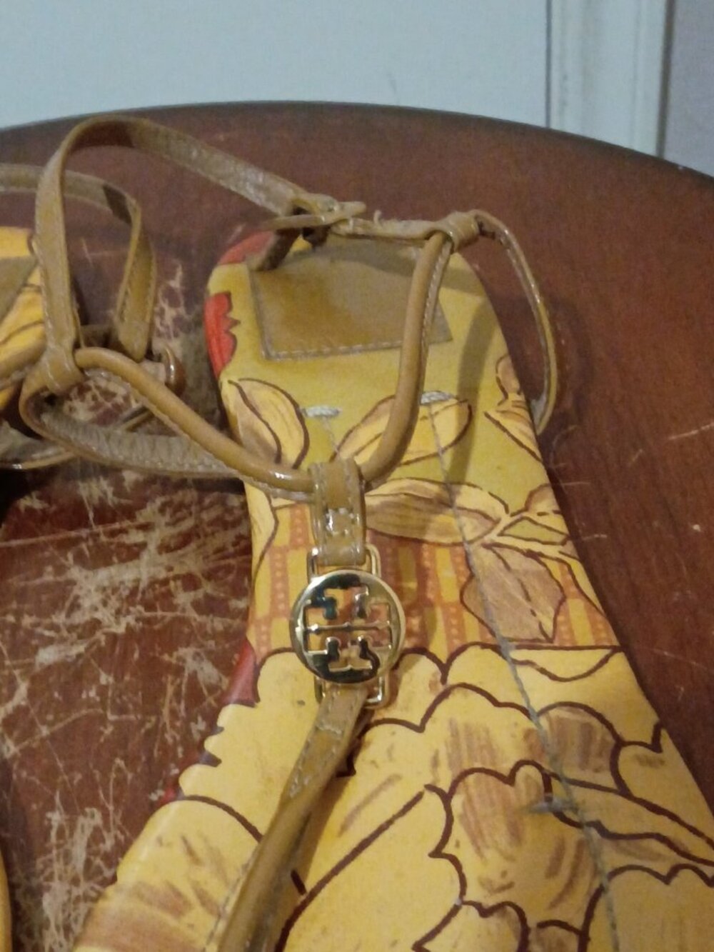 Tory Burch Emmy T-Strap Tan Floral Print Gold Emblem Women's Sandals Size 8.5 M - Picture 7 of 11
